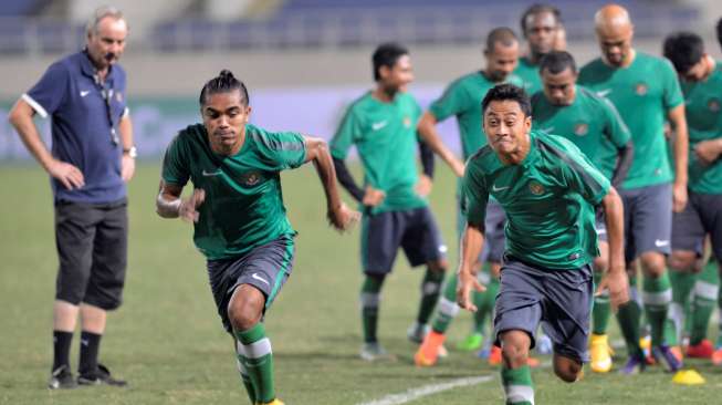 Pemain timnas Indonesia Zulhan Malik Zamrun (kiri) beradu lari dengan Samsul Arif (kanan) saat latihan di Stadion My Dinh, menjelang laga pembuka grup A Piala AFF melawan Vietnam hari Sabtu (22/11).(ANTARA FOTO/Prasetyo Utomo