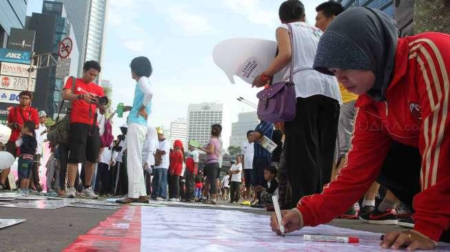 Komnas Anak menggelar peringatan 25 Tahun Hari Anak Internsional di Car Free Day, Minggu (23/11). [suara.com/Oke Atmaja]