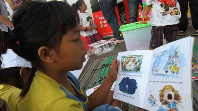 Sejumlah anak mengikuti peringatan 25 Tahun Hari Anak Internsional di gelaran Car Fre Day, Minggu (23/11). [suara.com/Oke Atmaja]