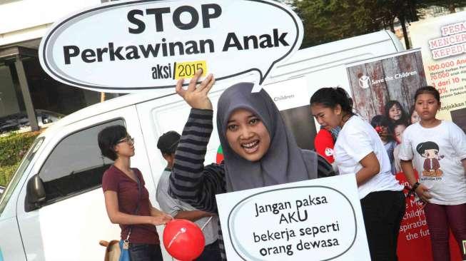 Aktivis anak mengkampanyekan penghentian perkawinan anak dalam peringatan 25 Tahun Hari Anak Internsional di gelaran Car Free Day, Minggu (23/11). [suara.com/Oke Atmaja]