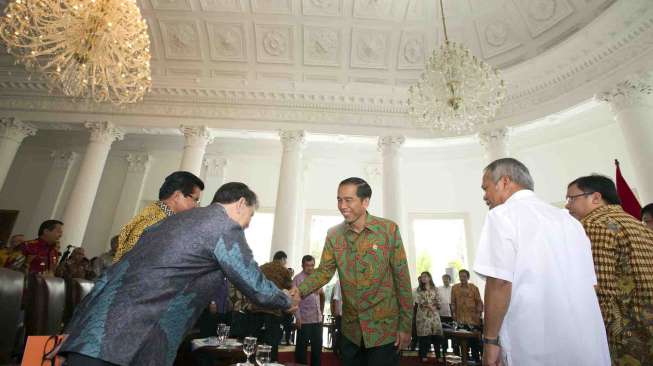 Presiden Joko Widodo (tengah) didampingi Wapres Jusuf Kalla pada pertemuan dengan gubernur seluruh Indonesia di Istana Bogor, Jabar, Senin (24/11). [Antara]