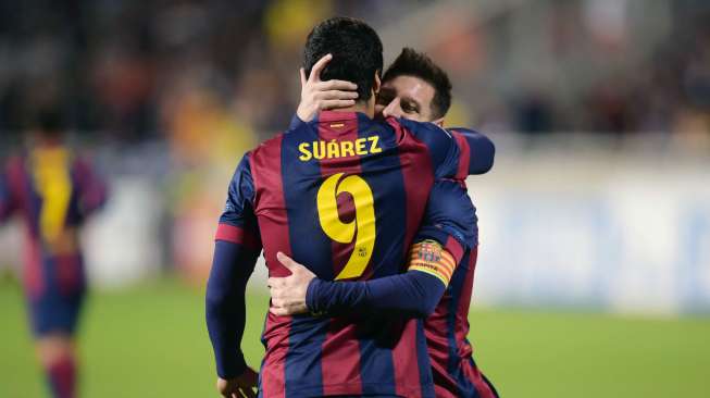 Barcelona Luis Suarez (kiri) merayakan golnya ke gawang APOEL Nicosia dengan Lionel Messi.REUTERS/Andreas Manolis