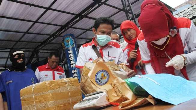 Ganja seberat 6.193 gram dan sabu seberat 6.193 gram. 