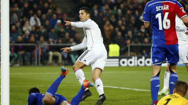 Bintang Real Madrid Cristiano Ronaldo merayakan golnya ke gawang FC Basel.REUTERS/Ruben Sprich