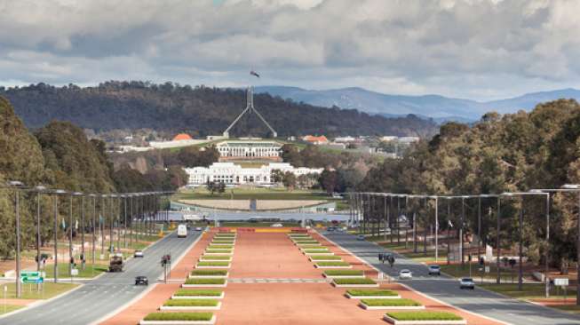 'Polisi' Fashion Merazia Gedung Parlemen Australia