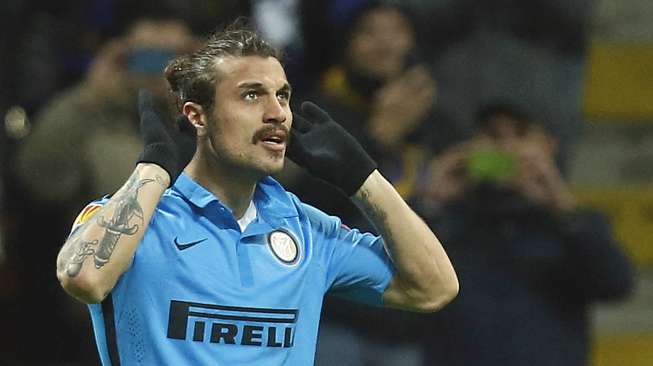 Pemain Inter Milan Pablo Osvaldo merayakan golnya ke gawang Dnipro Dnipropetrovsk setelah menjadi penentu kemenangan skuatnya 2-1 di grup F Liga Europa di Giuseppe Meazza. REUTERS/Alessandro Garofalo.