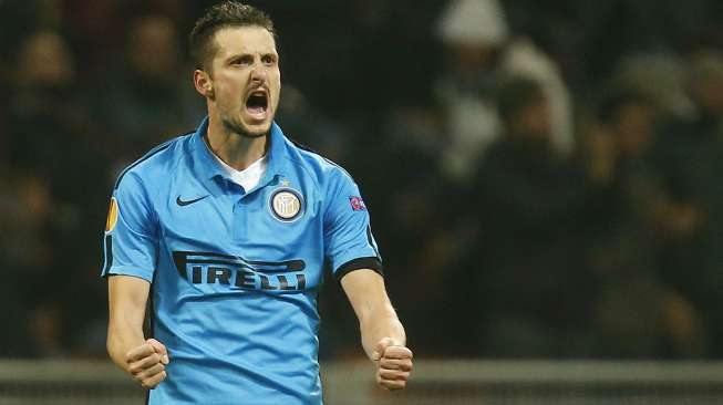 Pemain Inter Milan Zdravko Kuzmanovic merayakan golnya ke gawang Dnipro Dnipropetrovsk guna menyamakan kedudukan menjadi 1-1.  REUTERS/Alessandro Garofalo