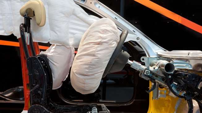 Airbag bagian kemudi dan penumpang depan serta tirai atau curtain airbag (Shutterstock)