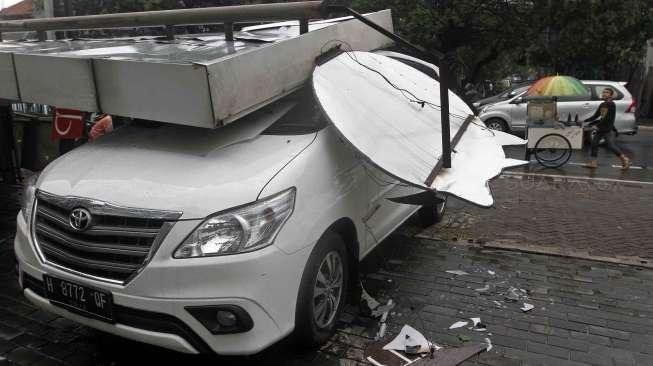 Tingginya curah hujan dan angin kencang yang mengguyur sejumlah wilayah Jakarta dan sekitarnya.