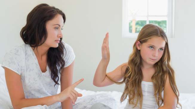 Ilustrasi orang tua memarahi anak remaja (Shutterstock).