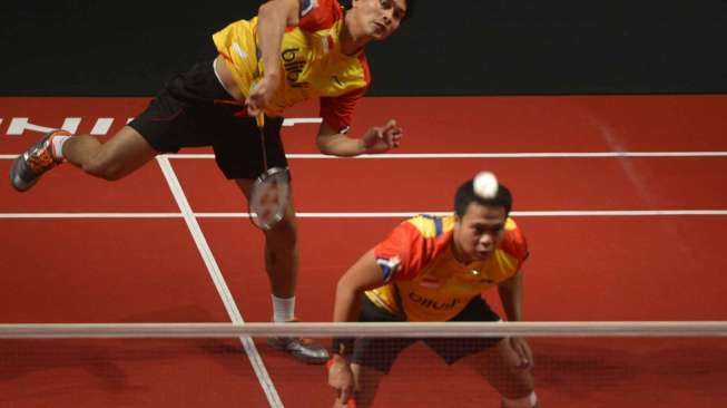 Ganda putra Indonesia menang dengan skor 21-17, 21-13.