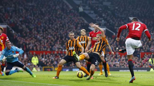 Pemain Manchester United Chris Smalling (kanan) mencetak gol ke gawang Hull City [Reuters/Darren Staples]