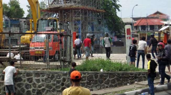 Polisi Berupaya Bubarkan Tawuran di Jalan Tambak