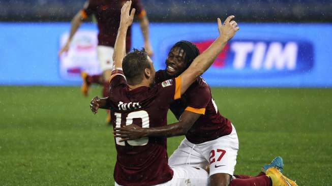 Kapten AS Roma merayakan kemenangan timnya bersama Gervinho setelah menaklukkan Inter Milan 4-2 di Olympic stadium. REUTERS/Alessandro Bianchi