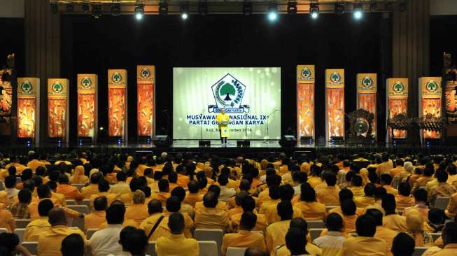 Ketua Umum Partai Golkar, Aburizal Bakrie membuka Munas IX Golkar di Nusa Dua, Bali, Minggu (30/11). [Antara/Puspa Perwitasari]