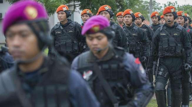 Pembukaan Latihan Gabungan Satgultor TNI Tri Matra IX Tahun 2014 di Lapangan Batalyon 461 Paskhas, Pangkalan Udara TNI AU Halim Perdanakusuma, Jakarta, Senin (1/12). [Antara]