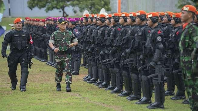 Pembukaan Latihan Gabungan Satgultor TNI Tri Matra IX Tahun 2014 di Lapangan Batalyon 461 Paskhas, Pangkalan Udara TNI AU Halim Perdanakusuma, Jakarta, Senin (1/12). [Antara]