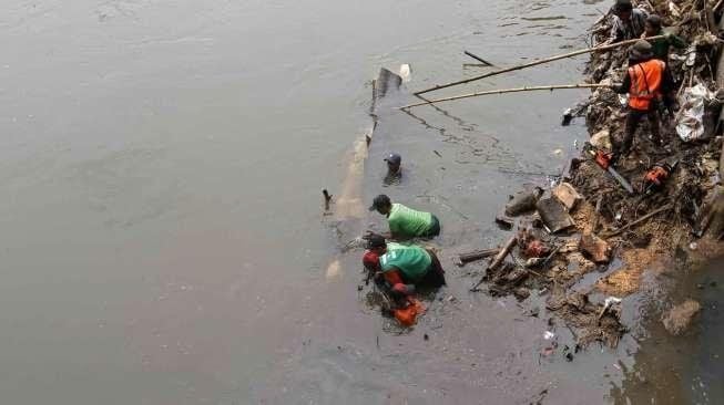 Kegiatan ini dalam rangka pembersihan dan pengendalian sampah.