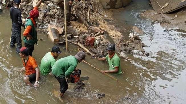 Bersih-bersih Kali Ciliwung