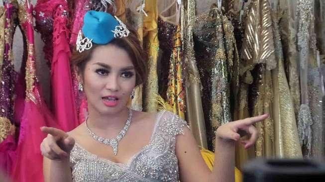 Fitri Carlina telah menyiapkan busana pengantin, semuanya berhubungan tentang penerbangan. 