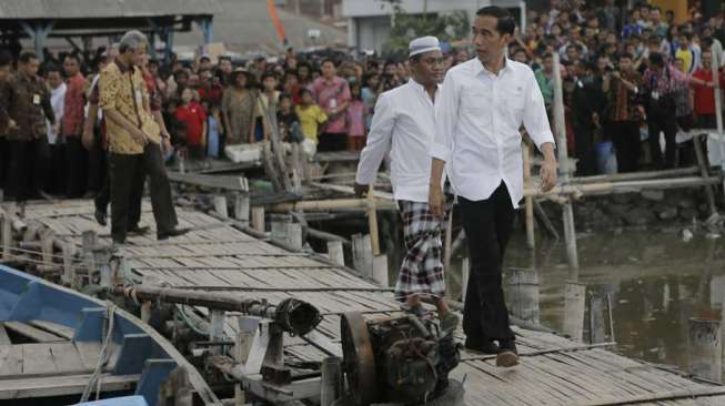 Jokowi memberi bantuan dana sebesar Rp300 juta kepada warga yang akan digunakan untuk modal usaha.