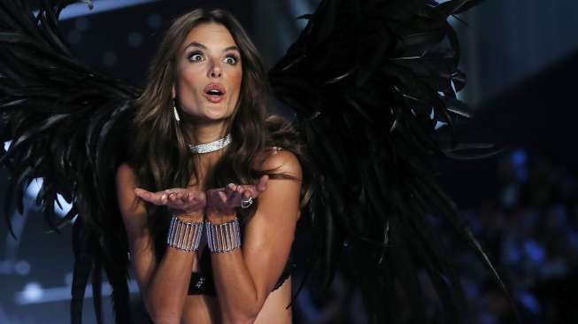 Model Alessandra Ambrosio memamerkan salah satu hasil rancangan pakaian dalam pada Peragaan Busana Victoria's Secret di London, (3/12). (Reuters)