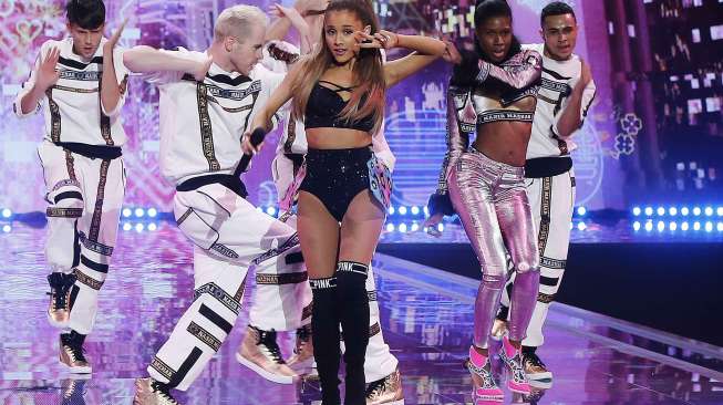 Ariana Grande tampil dalam malam Peragaan Busana Victoria's Secret di London, (3/12). (Reuters)