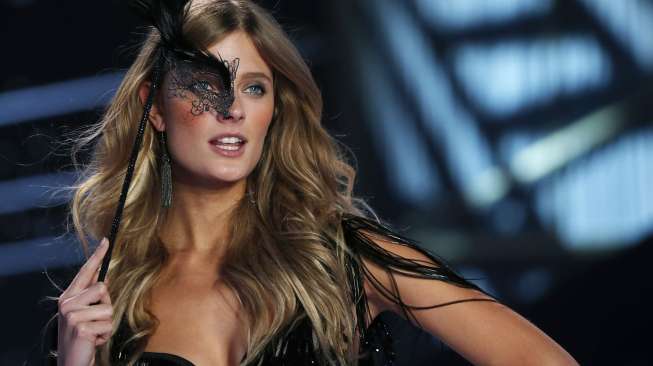 Seorang model memamerkan salah satu hasil rancangan pakaian dalam pada Peragaan Busana Victoria's Secret di London, (3/12). (Reuters)