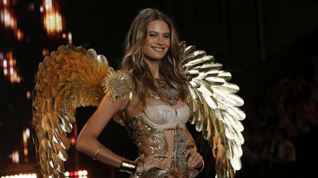 Model Behati Prinsloo memamerkan salah satu hasil rancangan pakaian dalam pada Peragaan Busana Victoria's Secret di London, (3/12). (Reuters)