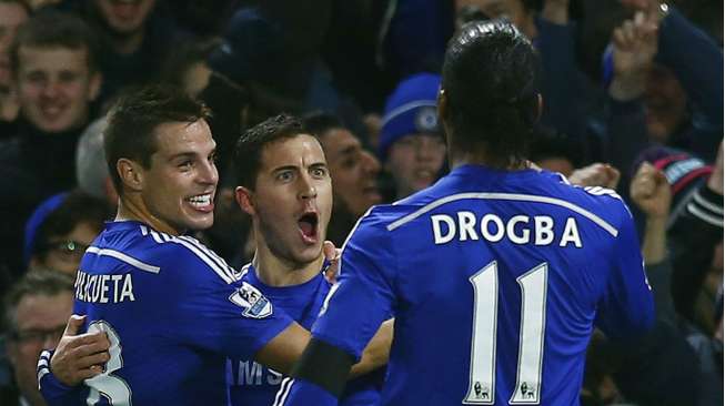 Pemain Chelsea Eden Hazard (tengah ) merayakan golnya ke gawang Tottenham Hotspur bersama rekan setimnya Cesar Azpilicueta (kiri) dan Didier Drogba, Rabu (3/12/2014). REUTERS/Eddie Keogh