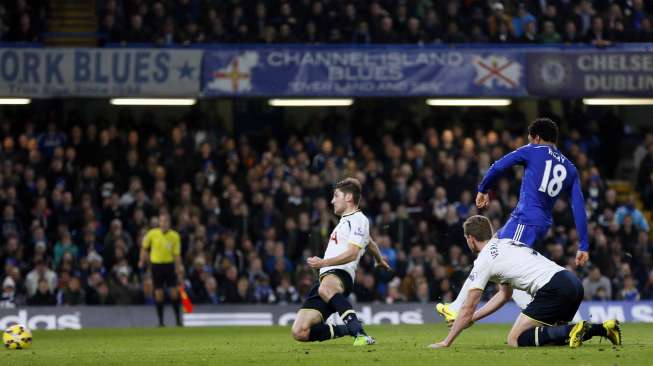 Loic Remy (kanan) mencetak gol dan melengkapi kemenangan Chelsea menjadi 3-0 atas Tottenham Hotspur di Stamford Bridge, Rabu (3/12/2014). REUTERS/Eddie Keogh.