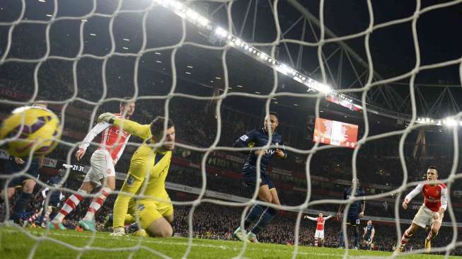 Arsenal meraih poin penuh usai mengalahkan Southampton 1-0 di Emirates Stadium, Kamis (4/12). [Reuters/Dylan Martinez]