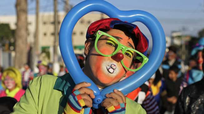 Perayaan Hari Badut Nasional digelar di Beethoven Square, San Salvador, Rabu (3/12/2014). [Reuters/Jose Cabezas]