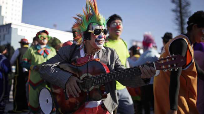 Perayaan Hari Badut Nasional digelar di Beethoven Square, San Salvador, Rabu (3/12/2014). [Reuters/Jose Cabezas]