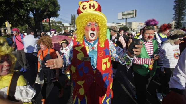 Perayaan Hari Badut Nasional digelar di Beethoven Square, San Salvador, Rabu (3/12/2014). [Reuters/Jose Cabezas]