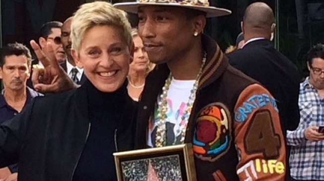 Pharrel Williams Raih Hollywood "Walk of Fame"