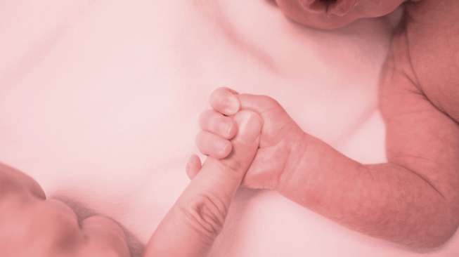 Ilustrasi bayi yang baru lahir dan ibunya. [Shutterstock/Bibiz1]