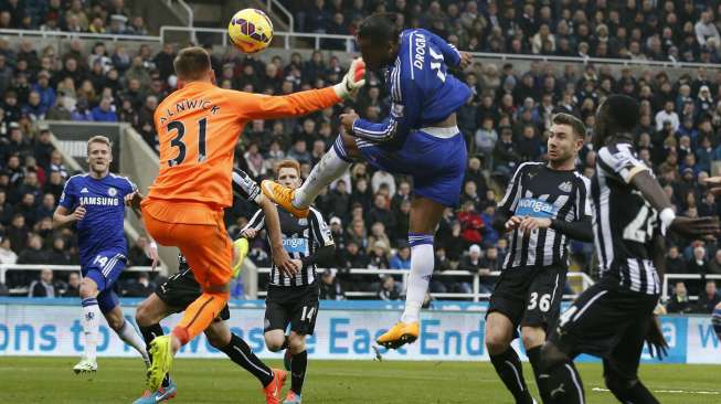 Striker Chelsea Didier Drogba (tengah) mencetak gol ke gawang Newcastle United di St James Park. REUTERS/Andrew Yates