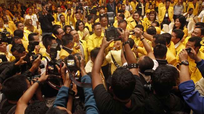 Ketua Tim Penyelamat Partai Golkar Agung Laksono terpilih sebagai Ketua Umum Partai Golkar hasil Musyawarah Nasional IX yang di adakan di Hotel Mercure Ancol Jakarta, Senin (8/12) dini hari. 