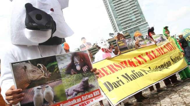 Mendesak penegak hukum segera menyelesaikan penanganan berbagai kasus jual beli satwa.