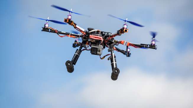 Sebuah 'drone' melayang di angkasa. [Shutterstock/Funkyfrogstock]
