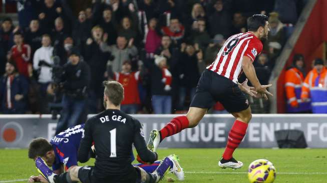 Punggawa Southampton Graziano Pelle (kanan) rayakan golnya ke gawang De Gea [Reuters/Andrew Winning]