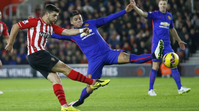 Pemain Southampton Shane Long (kiri) melepakan tendang keras ke arah gawang melewati bek MU Marcos Rojo (tengah) [Reuters/Andrew Winning]