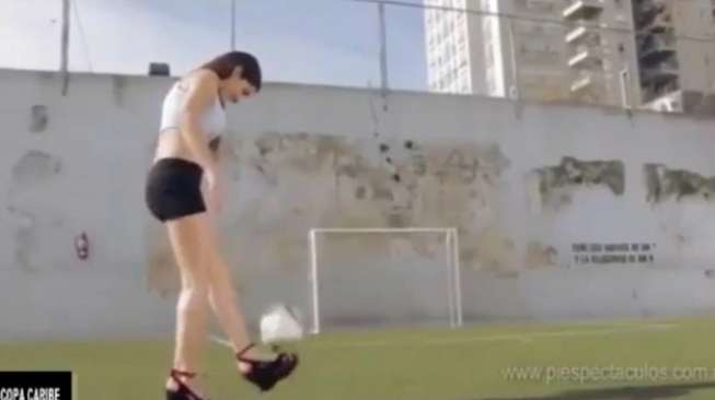 Model Cantik Ini Juggling dengan Sepatu Hak Tinggi