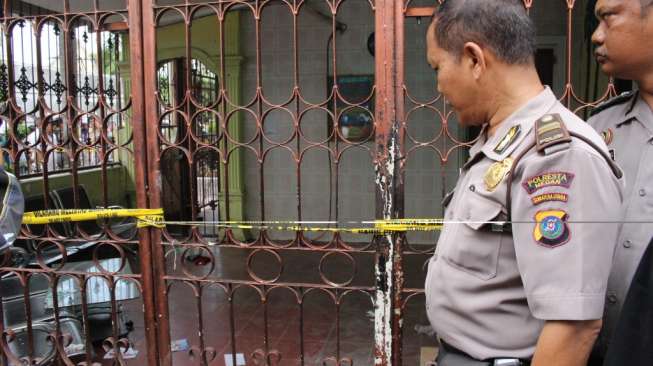 Warga Tonton Pembongkaran Makam PRT di Lantai Rumah Majikan