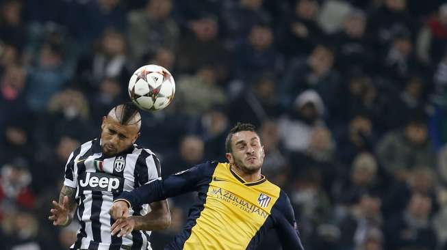 Pemain Juventus Arturo Vidal (kiri) berebut bola dengan pemain Atletico Koke [Reuters/Alessandro Garofalo]