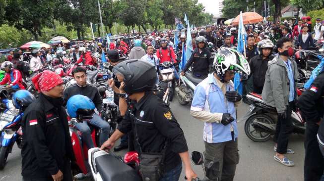 Tolak UMP Rp2,7 Juta, Buruh DKI Ancam Rubuhkan Pagar Balai Kota