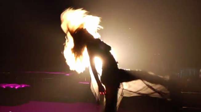 VIDEO: Wow, Model Victoria's Secret 'Nyanyikan "Shake it Off"