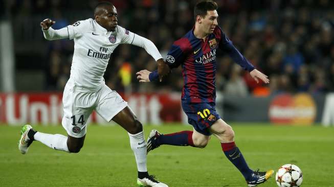 Penyerang Barcelona Lionel Messi (kanan) mengecoh punggawa PSG Blaise Matuidi [Reuters/Albert Gea]