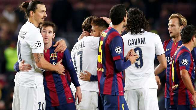 Pemain PSG Zlatan Ibrahimovic memeluk Lionel Messi usai pertandingan [Reuters/Gustau Nacarino]